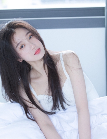 #虞书欣亲杨天真#
话说，欣欣子为什么国内红毯又是这个妆，她去国外活动的时候冷脸