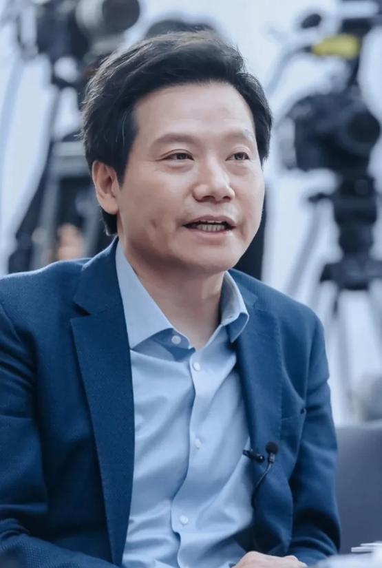 杨澜问雷军:据我了解，你30几岁就实现了财务自由，干嘛还要创业做手机啊？雷军说: