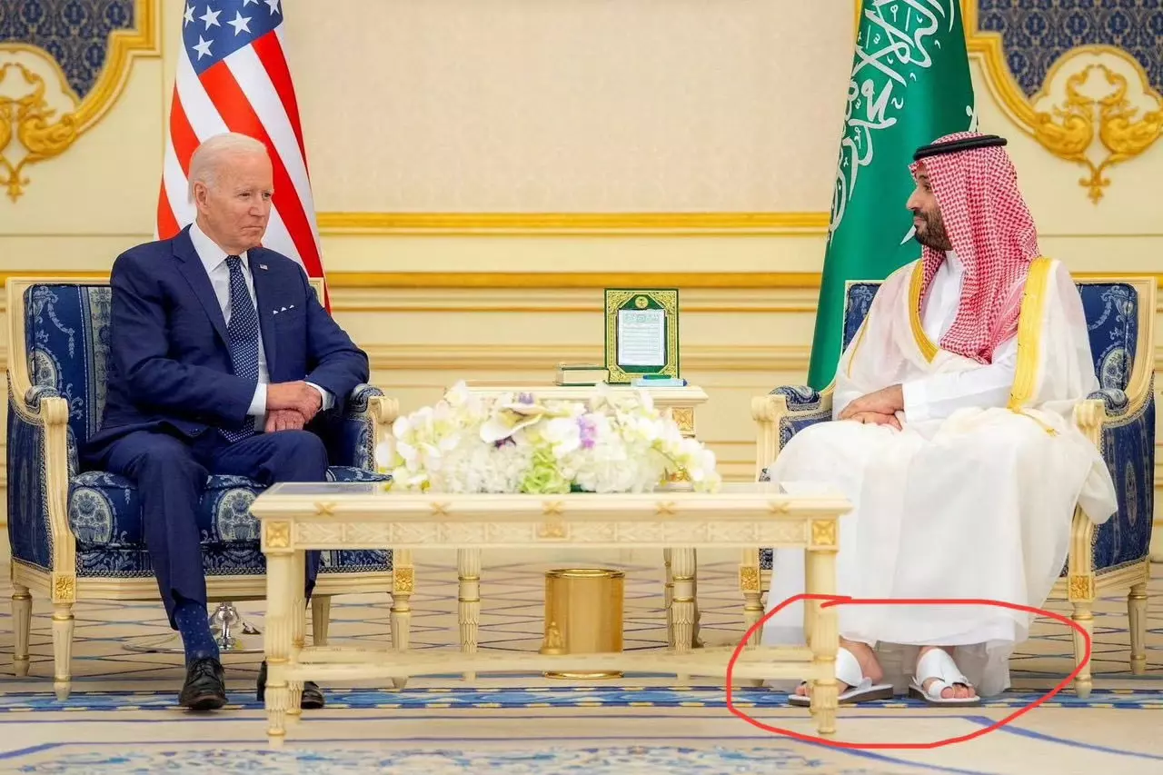 见拜登是穿的是露趾拖鞋，见普京时穿的是皮鞋。 ​