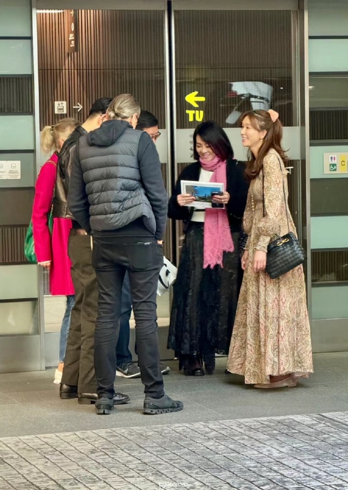 林志玲宣布退圈后露面，网友在日本街头偶遇她陪老公会友，穿搭很日式风
