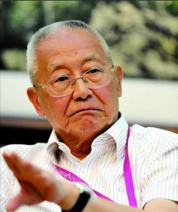 
只要陈忠和在，中国体育好不了！”魏纪中逼走女排教练陈忠和，排挤郎平，接着散播谣