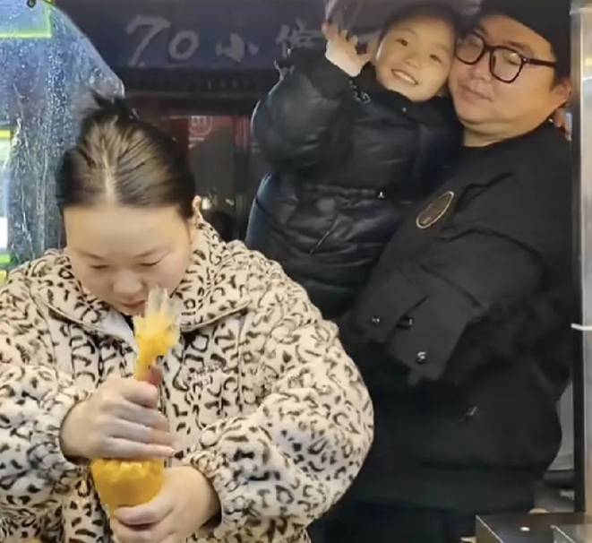 爱心人士太给力！最近湖南长沙，一对聋哑夫妻带着女儿摆摊，却只有孩子戴着人工耳蜗，