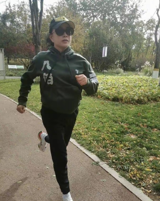 近日刘晓庆晒出跑步锻炼的照片，你看得出她已经71岁了吗？看着根本不像70岁的老人