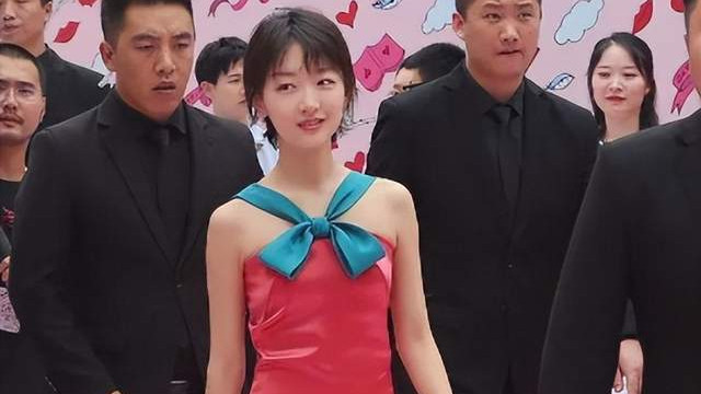 尴尬！周冬雨玩性感，条件有限，露无可露