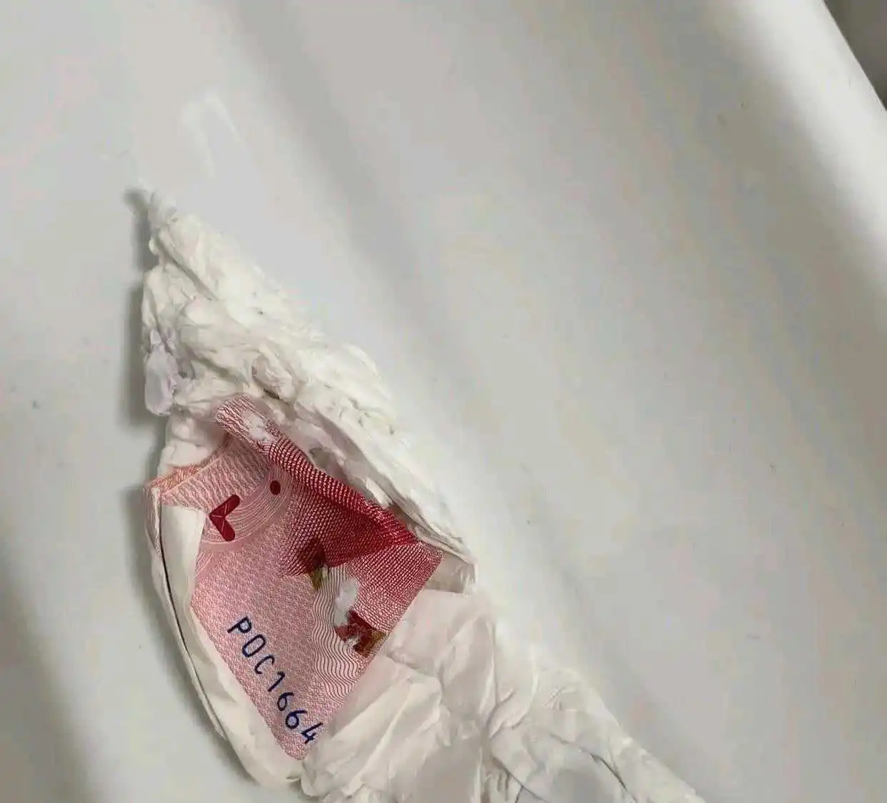 给老公洗衣服发现的，笑S我了还用纸巾包着呢！