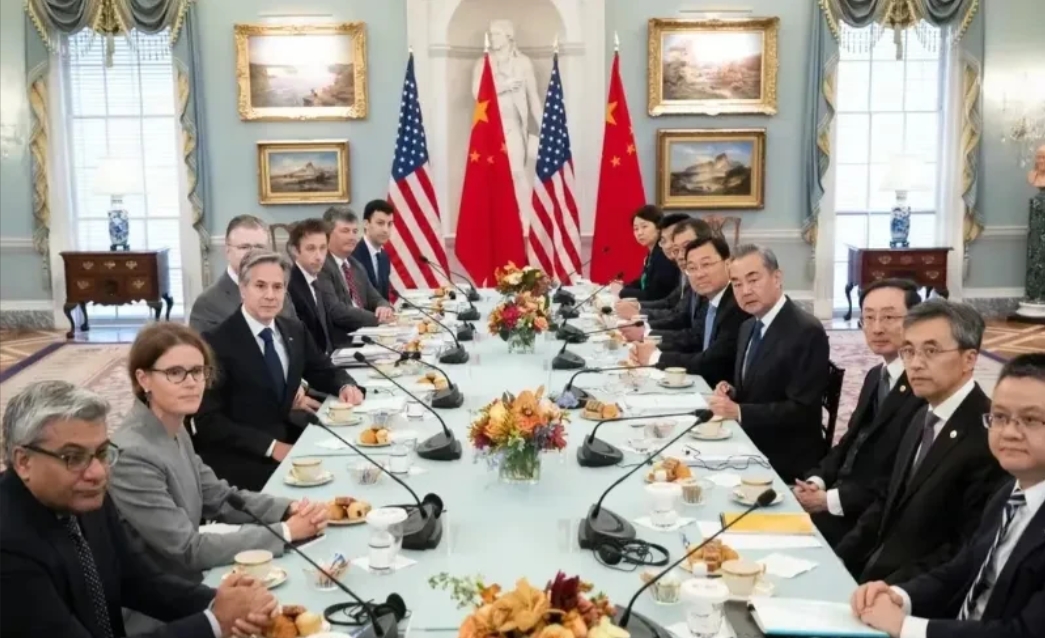 中美关系前途暗流涌动，当地时间26日和27日，中共中央政治局委员、外交部长王毅与