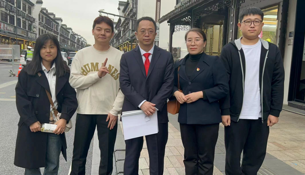 刚在乌镇，我被几个00后社牛大学生拦住投简历，都是信息安全相关专业的。但我第一反