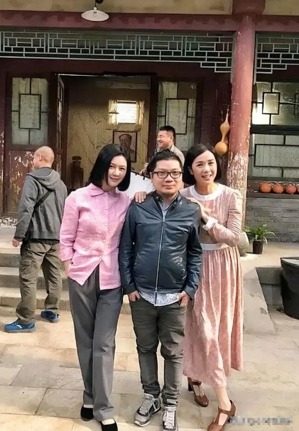 右边的是蒋雯丽，左边的美女是谁？一头齐肩短发，看起来比蒋雯丽还好看。
