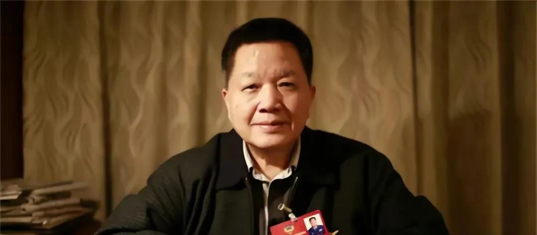 这位是我国前退役少将黄植诚将军，他是1952年生于台湾，其出身于空军世家，父亲、