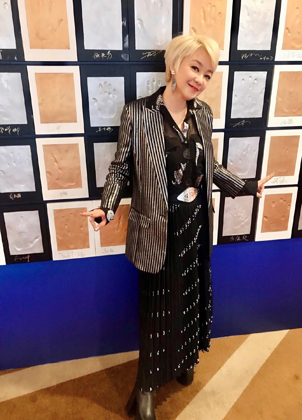 她曾经是香港顶级女歌手，可惜在事业巅峰时期去了国外留学，不然现在的乐坛地位可以和