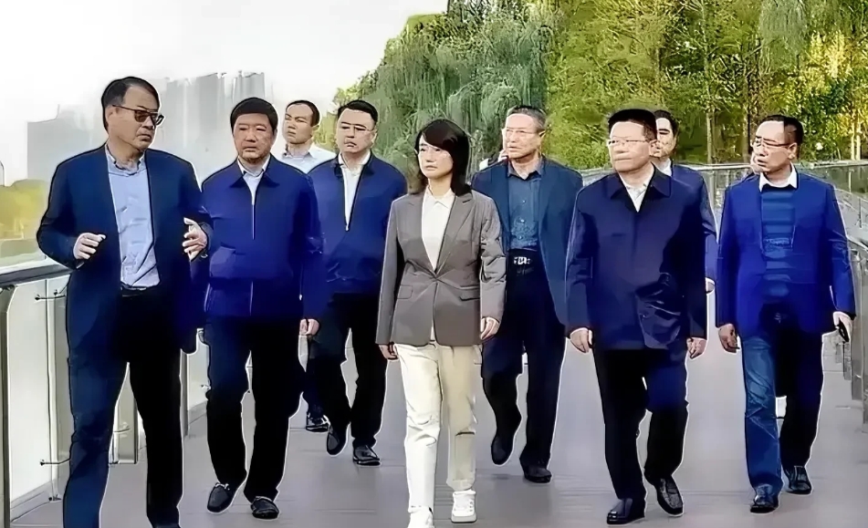 谁说女人能顶半边天了？
看这气场，人家就是天！