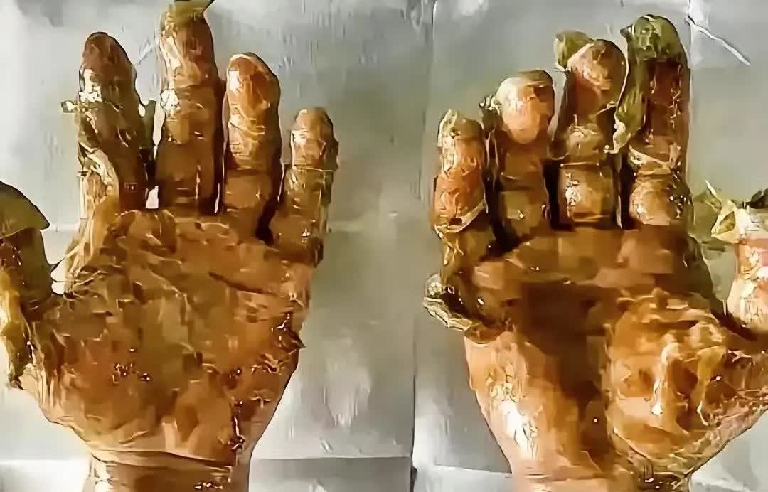 广东河源19岁消防员张国炜，在火场中不顾个人安危，挺身而出，救出了七名被困者。然