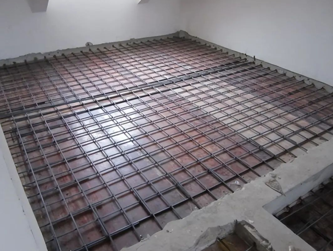 回老家的时候，偶然发现邻居家正在建房。

出于好奇，我顺便去拜访了一下邻居，并聊