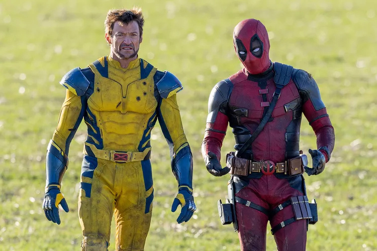 漫威新片《死侍3》（Deadpool 3）曝光全新片场照，小贱贱死缠金刚狼，又是