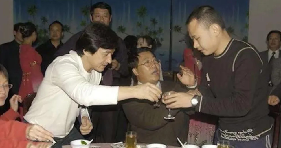 拍摄于2012年的照片，你能看出这个被成龙弯腰敬酒的人是谁么？