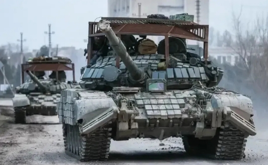 如今的坦克，被无人机逼得，都快成麻将桌了。 ​​​