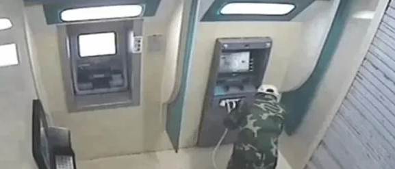 “这是高手！”，甘肃定西，某银行ATM取款机被炸，钱箱内9.2万现金被盗，由于爆