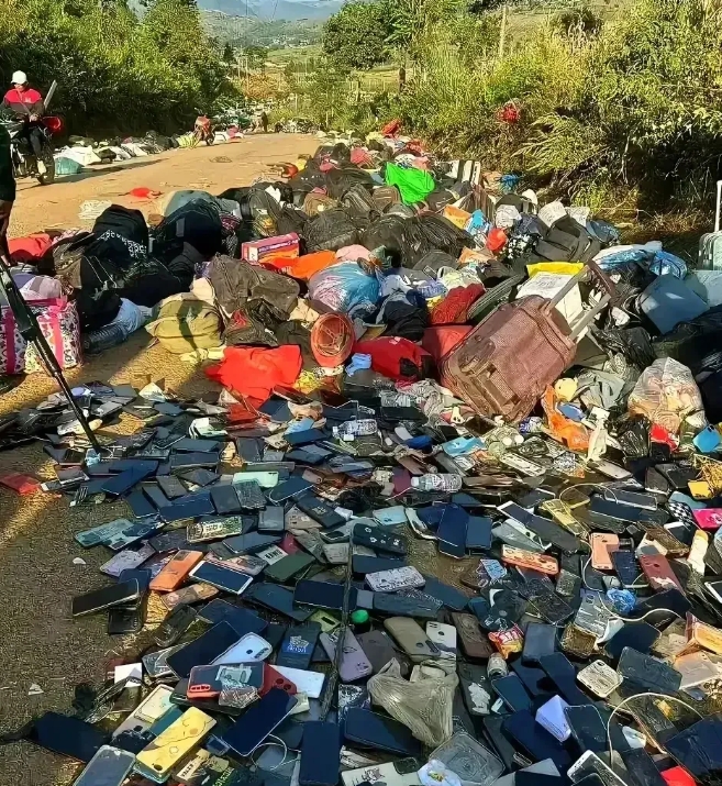 在果敢口岸，堆积如山的手机令人惊叹。我们普通人几乎时刻都离不开手机，然而，这些电