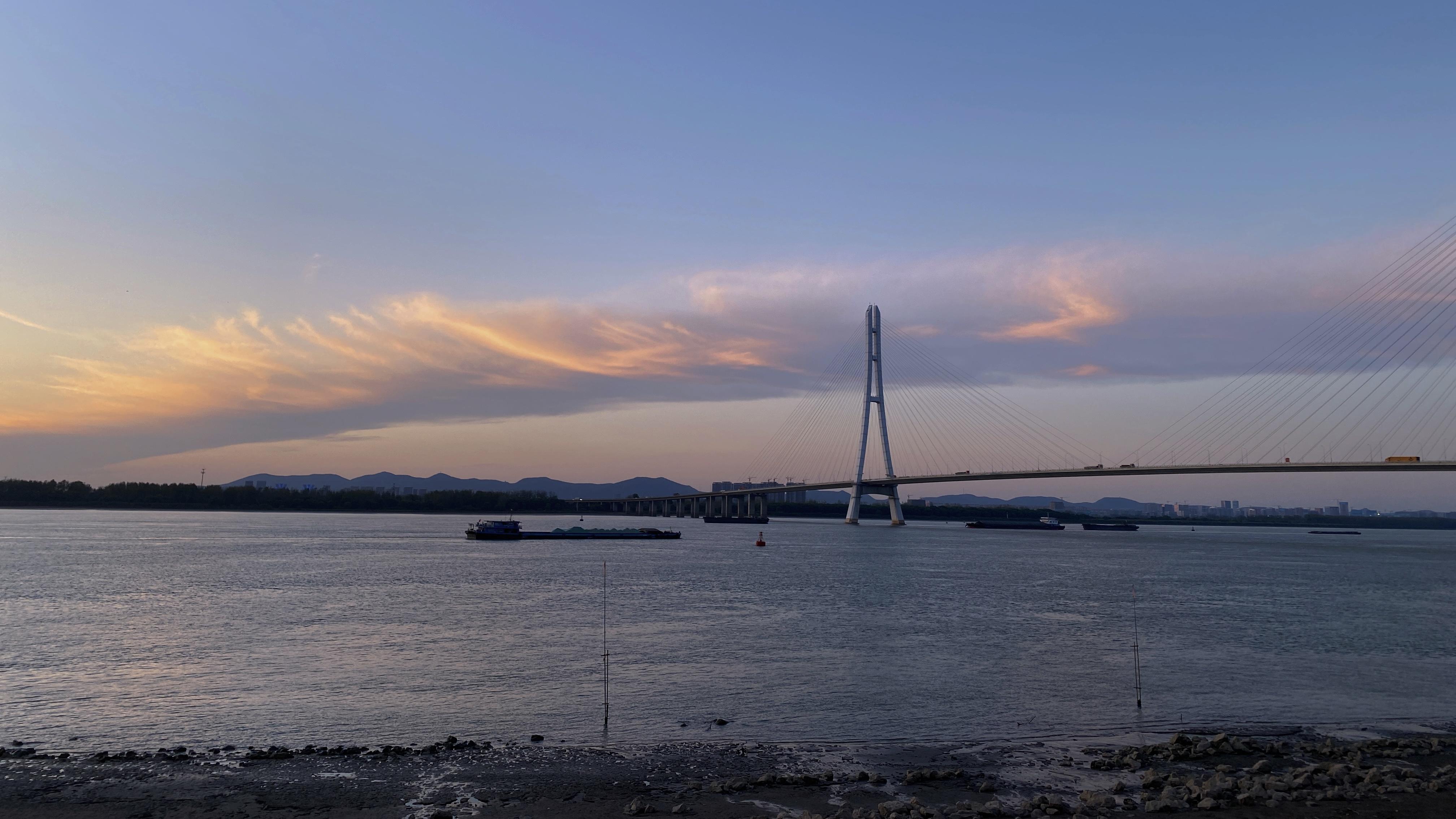 长江落日有多美? 来南京长江三桥湿地公园江豚广场, 欣赏江桥魅影