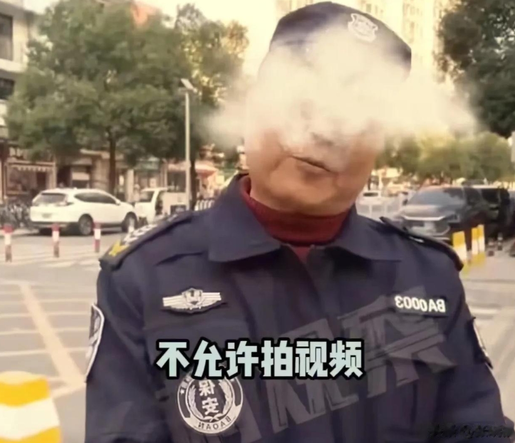 “这个保安火了！”湖南，保安劝阻女子不要在校门口拍摄视频，女子怒怼：“马路是你家