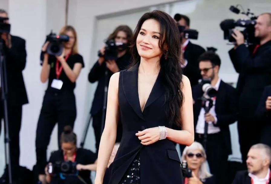 舒淇作为主竞赛评委在威尼斯国际电影节上亮相。在红毯上，她身着一身黑色深V礼裙，风