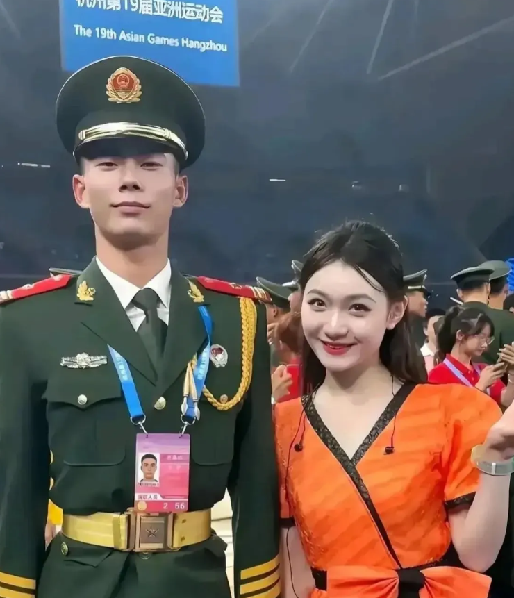 在杭州亚运会举办期间，一位迷人的年轻女子在观众席上对一名英俊的军人产生了深刻的好