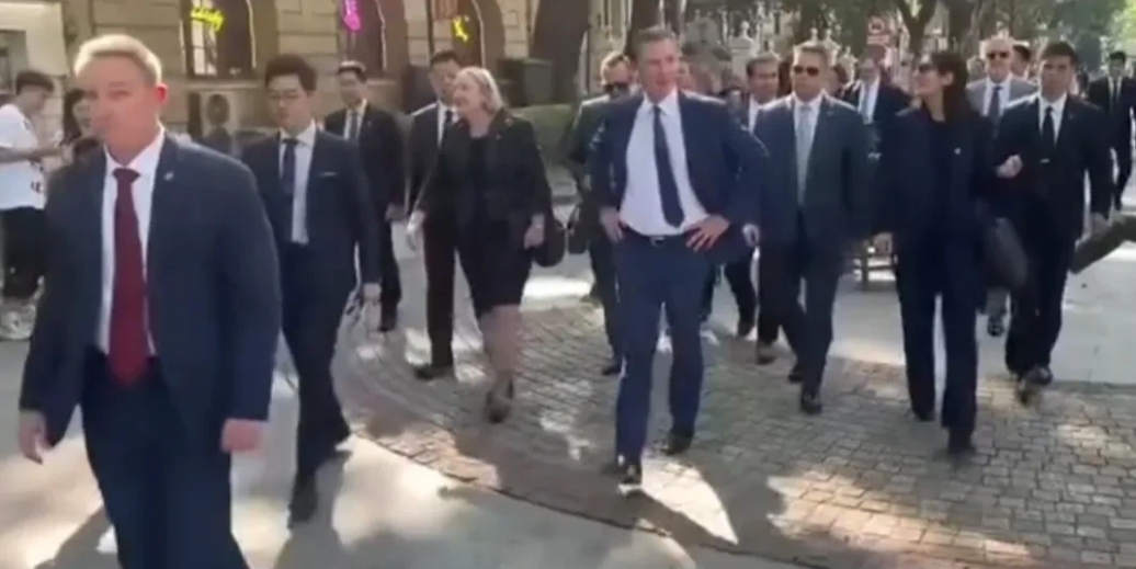 加州州长纽森在广州沙面游览，网友开玩笑说是等独立后给大使馆选址，因为沙面这个地方