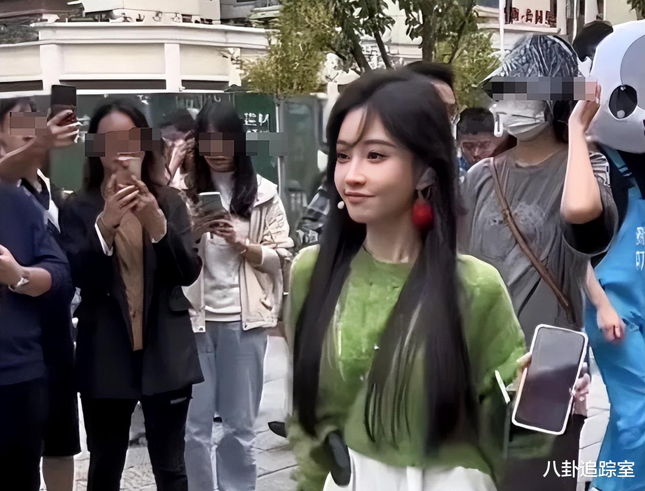 网红冯提莫现身重庆，五官生硬身材矮小鼻通红，身高被指缺乏150