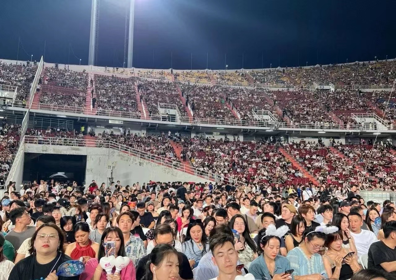 泰国这地方，真是个神奇的地方！
周杰伦的演唱会票，昨天下午就像砸盘一样，原价16