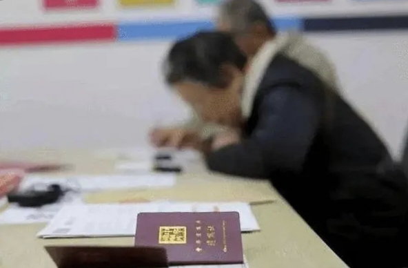 中华遗嘱库发布了2023年十大经典案例，其中有一个案子挺有意思的。
刘阿姨的三名