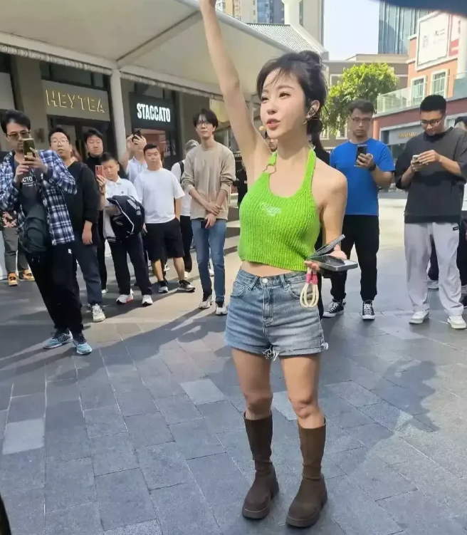 冯提莫，也许是一个只能看脸的网红！