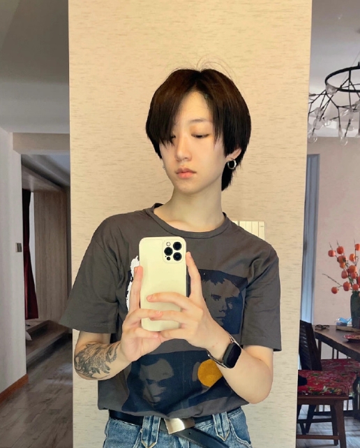 昨天发坐沙发上喝多了睡着的侧脸 有人说跟刚关注我时候的感觉一样，哈哈哈几年前我这