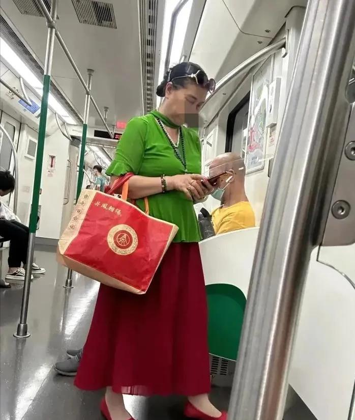 在地铁车厢里，这位女士引起了人们的注意！人们并不关注她穿着一件红色裙子和红色鞋子