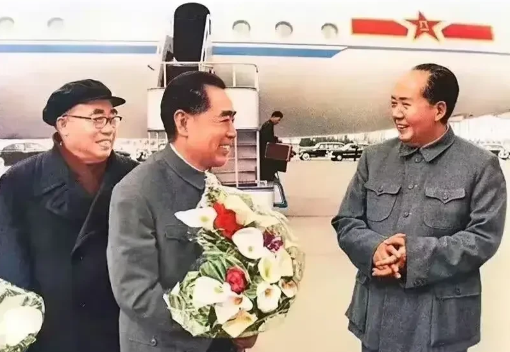 四位伟人照片，其中流传最多的还是三伟人照，当时那个年代几乎家家户户都挂在墙上，现