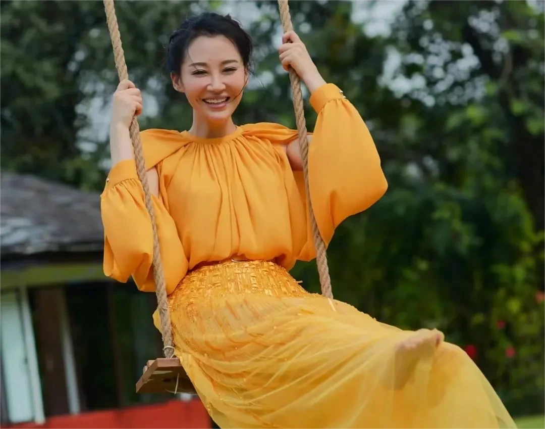 “风流成性，老少通吃”，54岁的风韵犹存的许晴，真是越老越火辣
冯小刚说：“她是