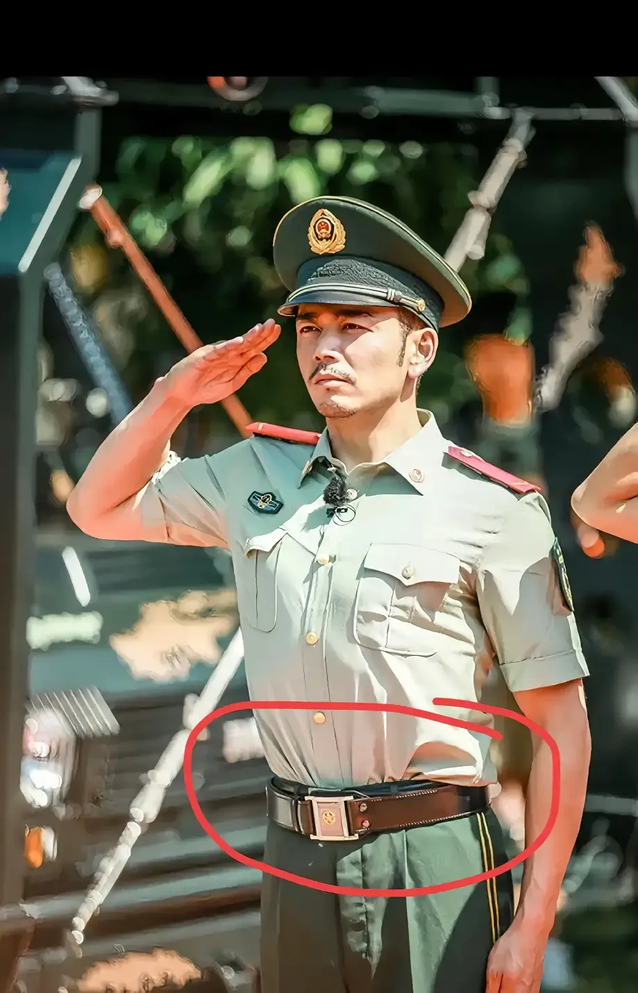 这个错误实在太低级了，剧组竟然把武装带当成腰带使用。
照片中这位演员扮演的武警战
