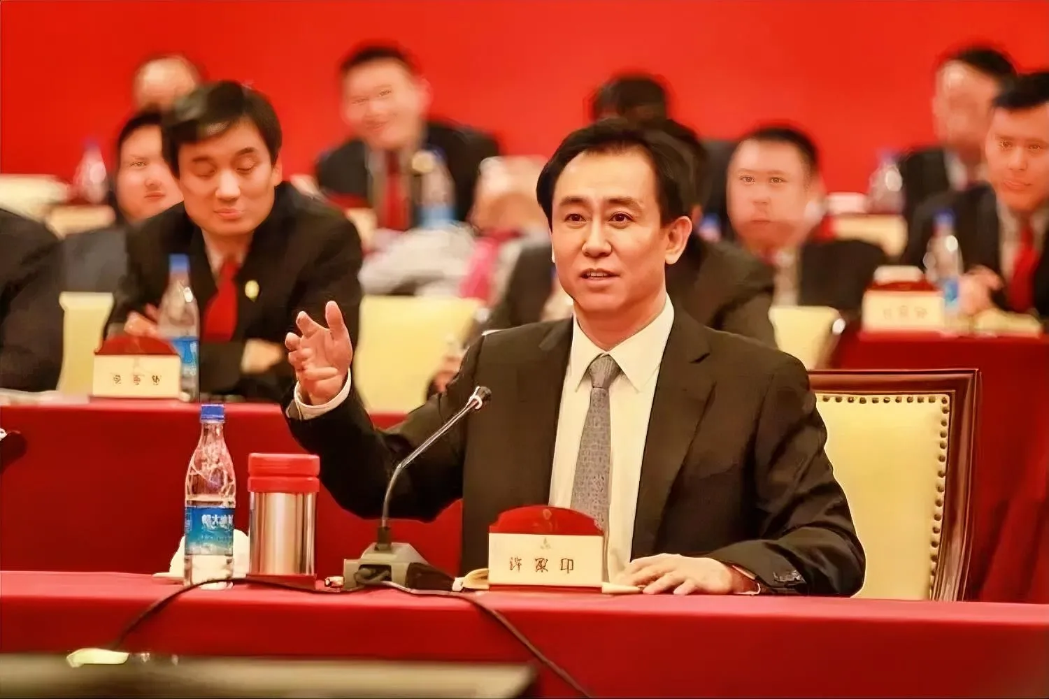 刚看到一篇文章，盛赞“恒大集团党委在基层党组织建设方面取得了全覆盖的成就”。
 