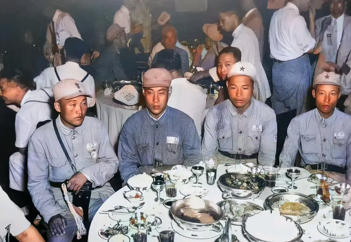 解放战争结束后，战士们共同相聚在一次酒会上。镜头下，穿着军装的战士们满脸拘谨，整