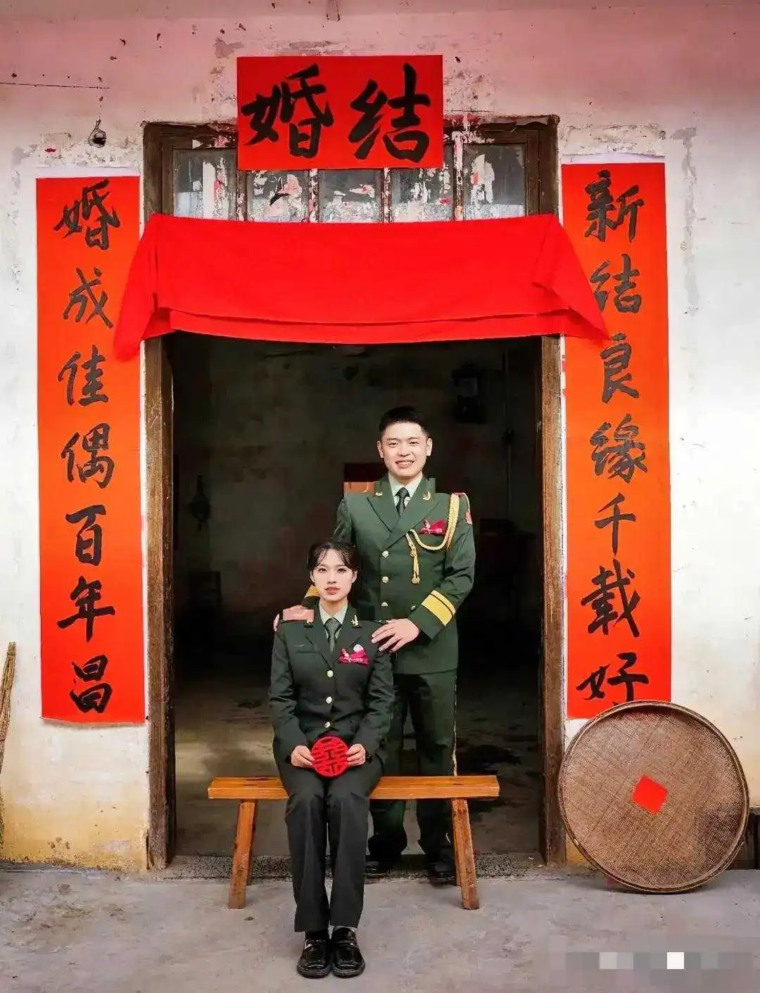 网友晒军人夫妻，自称一个是陆军，一个是武警！不知道真假！有懂的吗！感觉女的穿的皮