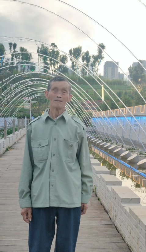 今天我妈打电话说：有位会看面相的叔叔今天路过我家，看到我爸后，悄悄对我妈说，我爸