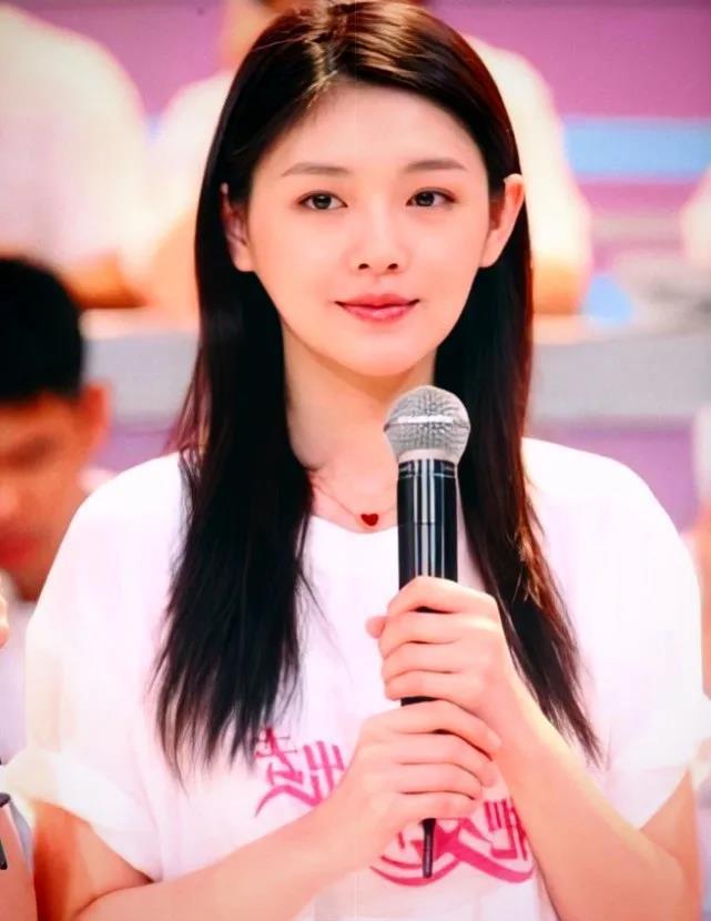 大S把孩子甩给汪小菲，与具俊晔在巴厘岛度假，后妈成了免费保姆。大S去年还死守着两