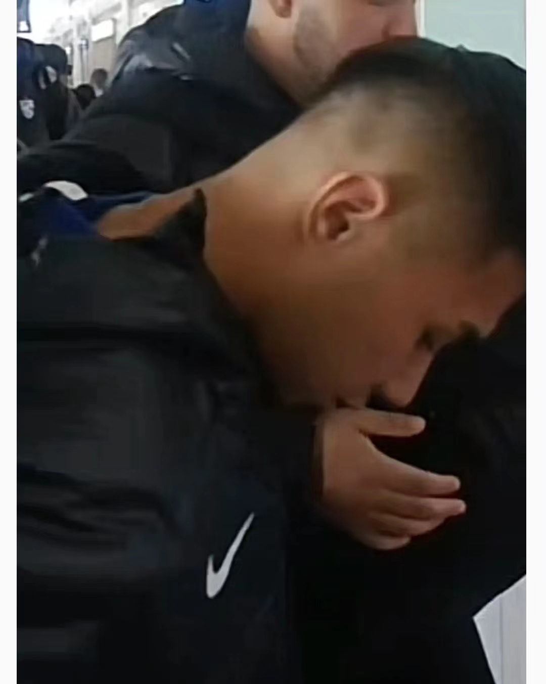 武汉三镇今日启程前往迪拜参加商业赛，广州队的艾菲尔丁也在随队出发，武汉三镇新赛季