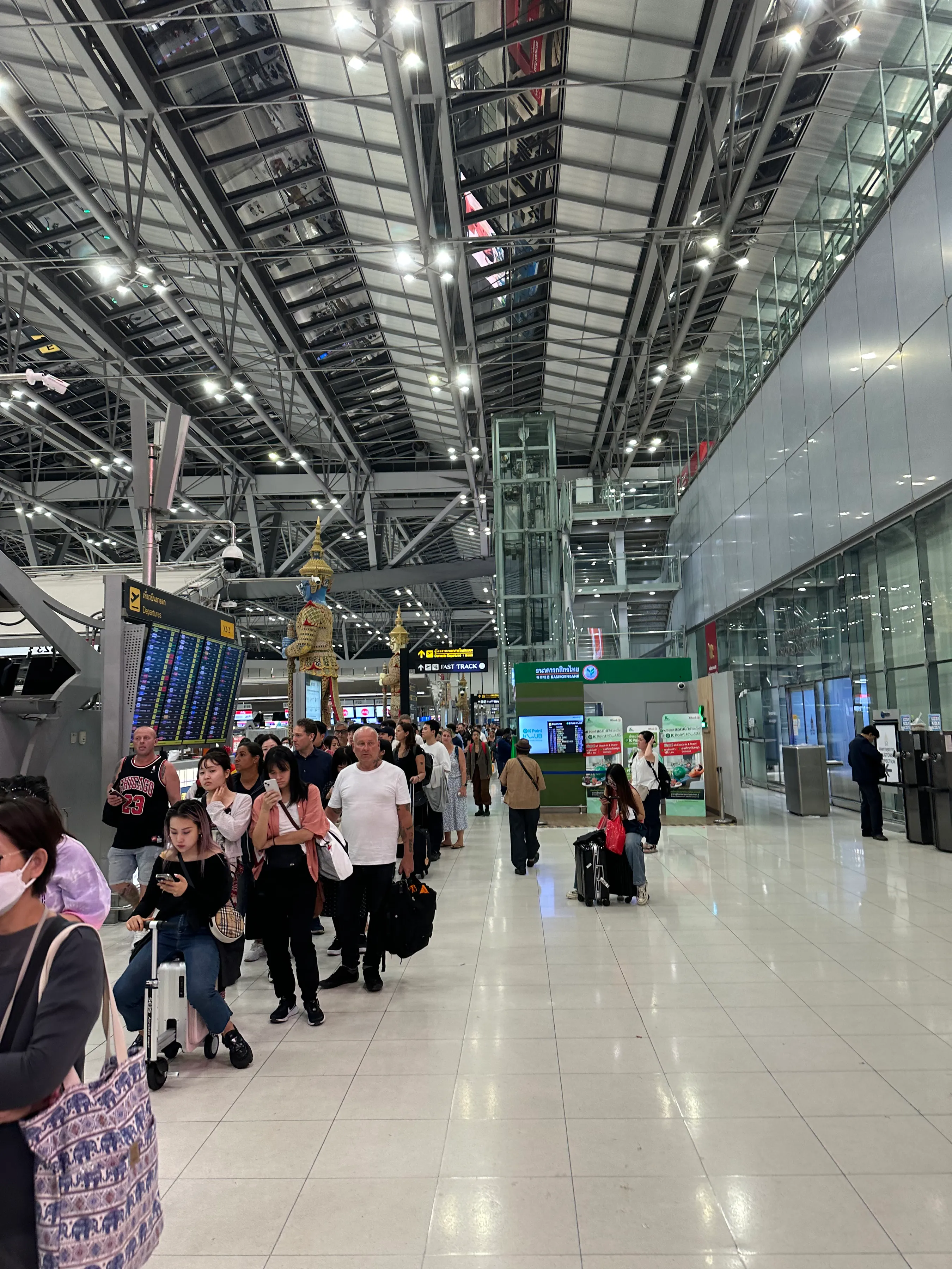 一个不得不承认的问题！曼谷的国际化领先上海太多。
这个元旦，曼谷被挤爆了，素万那