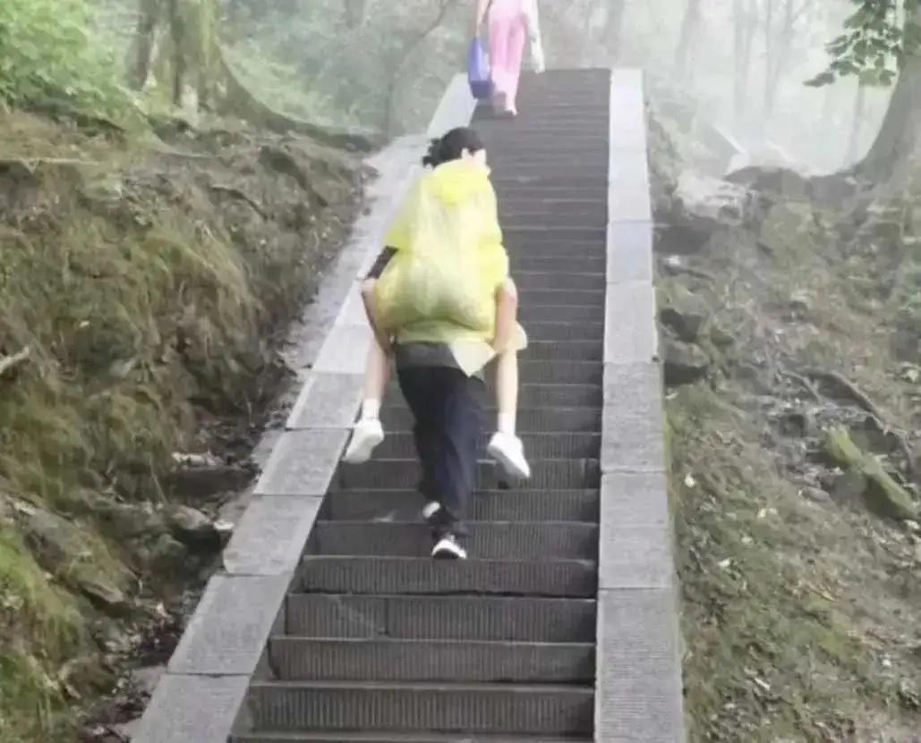 下雨天一定不要带着女朋友来爬山……
