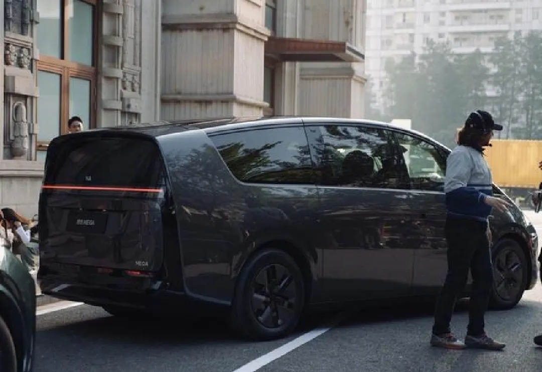 理想MEGA现身上海街头，几乎占满一个车位，这么大的车，奶妈群估计驾驭不了，就停