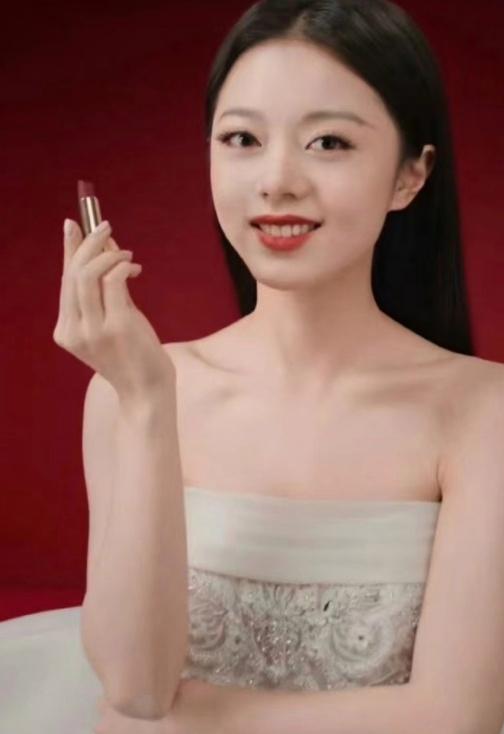 刚看完赵今麦的兰蔻新年广告，真的不得不说妆造有些不给力啊！妹妹的颜值这么能打，结