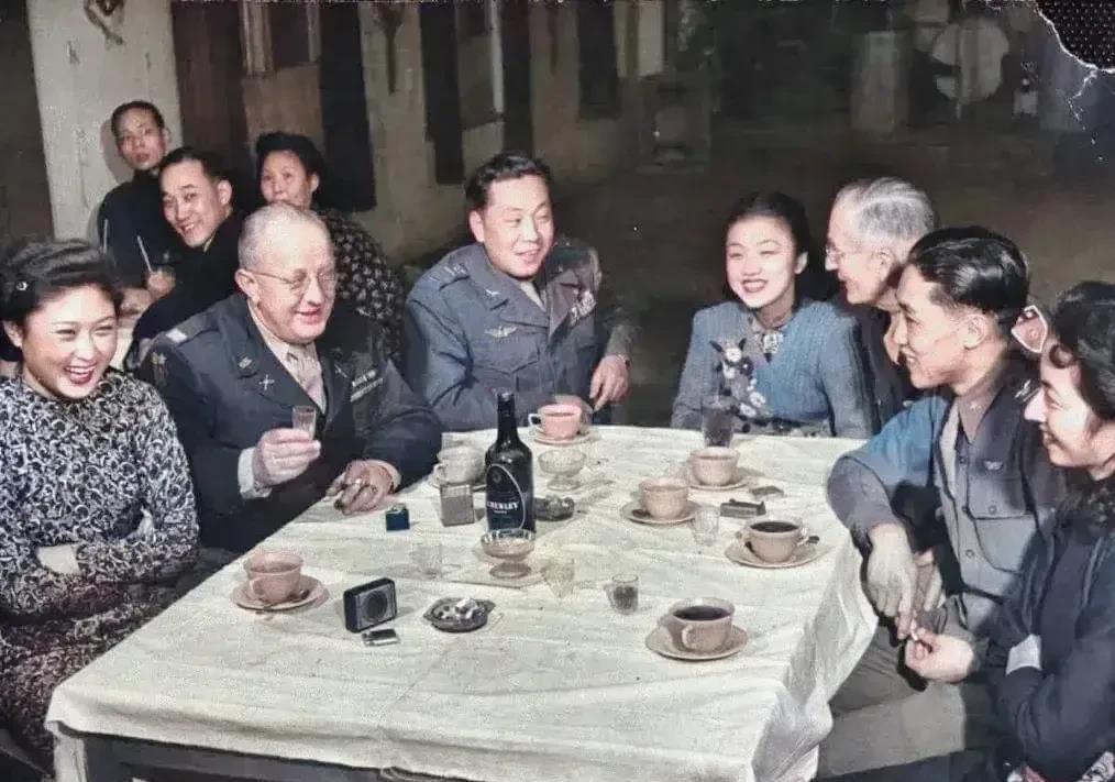 这是1948年在东北，一些国民党军官的聚餐照。

这些国民党军官喝着咖啡，身旁还