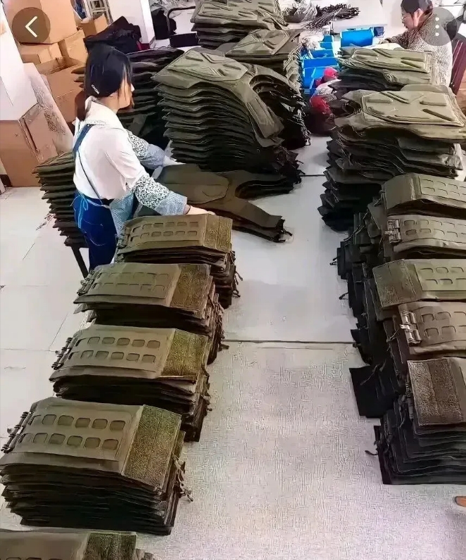 现在国外打仗国内军工厂忙坏了。
国外订单太多了，这是一家防弹衣加工厂正开足马力加