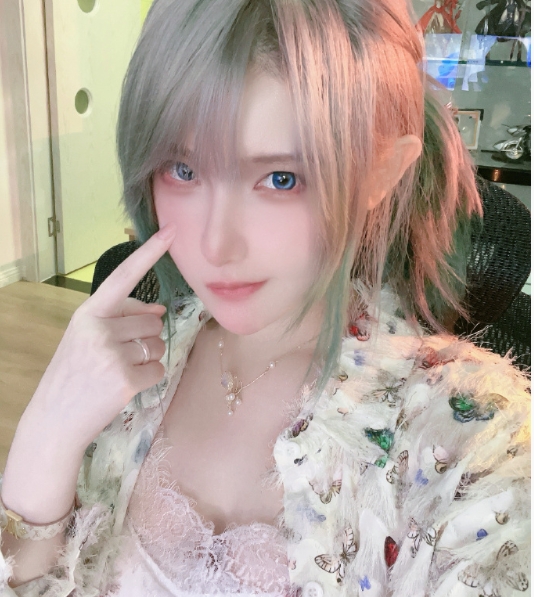 发几张除夕下播后的随手自拍，大家新春快乐啊。[抱一抱] ​​​