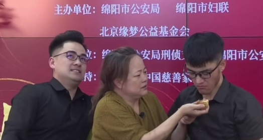 从小被拐的大哥郁豹豹在跑外卖，面黄肌瘦。三弟自己开店做生意，面部白皙饱满，双眼有